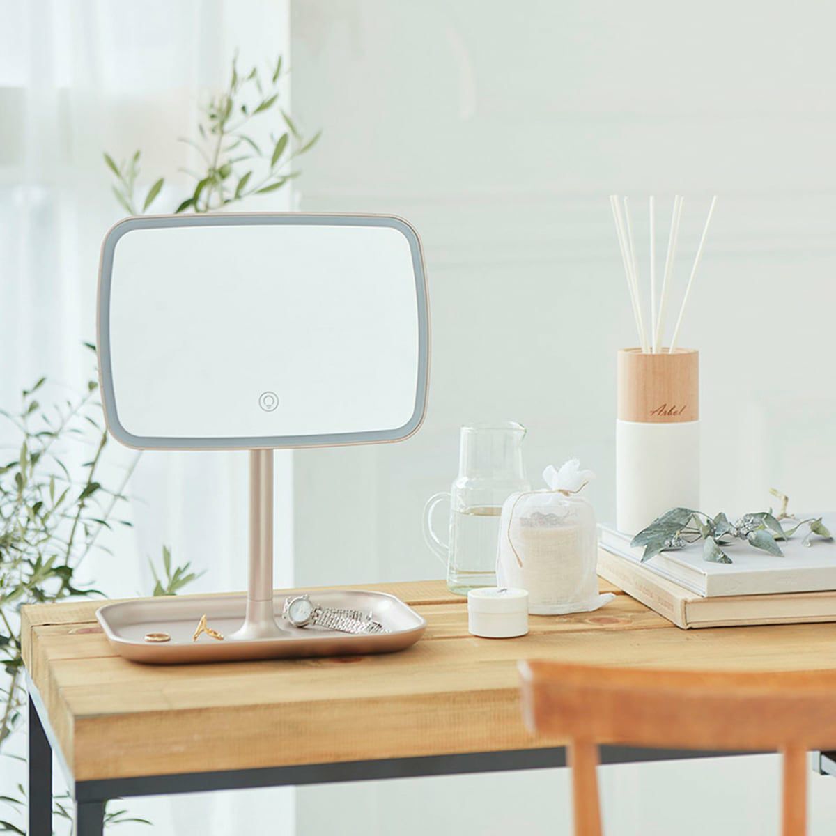 KBE3180　拡大鏡　使用イメージ　机