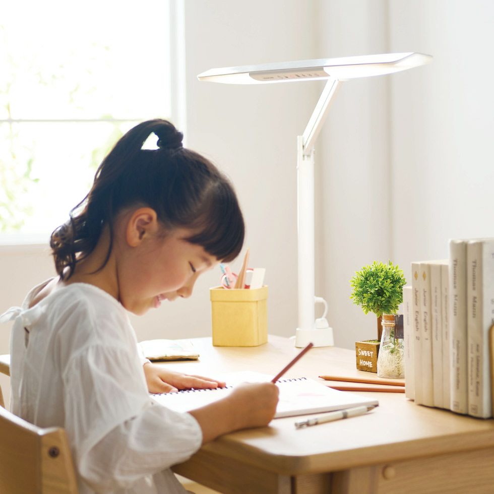 コイズミ勉強机--(机のみ、ランプは別出品) 脆く 